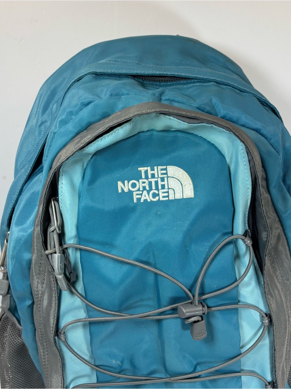 The North Face Blue Gray Jester Backpack Bungee Cord Hiking Outdoor Daypack Read - Picture 2 of 14